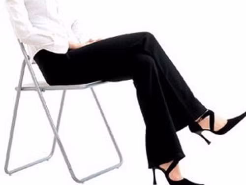 Theo Bộ Y tế và Dịch vụ Nhân sinh Mỹ, di truyền, tiếp xúc với ánh nắng mặt trời và thời gian đứng lâu là nguyên nhân chính của chứng bệnh.