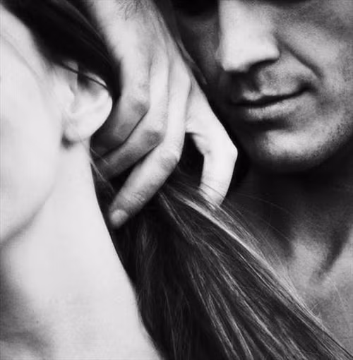 Một nụ hôn thoảng qua gửi trọn lên mái tóc có nghĩa là chàng đang thích bạn. Chàng muốn gửi một nụ hôn gió lên mái tóc bồng bềnh và mát dịu của người con gái làm anh ấy rung động. Đây được coi là một tín hiệu tốt cho tình cảm của hai người. Nụ hôn này không bao giờ xuất hiện trong tình bạn.