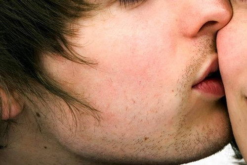 Bạn đừng kì vọng quá nhiều nếu anh ấy đặt lên má bạn một nụ hôn. Chuyên gia tâm lý cho biết, nụ hôn má tiết lộ anh ấy chưa thực sự dành tình cảm yêu đương trọn vẹn nơi bạn. Thậm chí, trong tâm thức anh ấy cô gái chỉ đơn thuần như một người bạn thân.