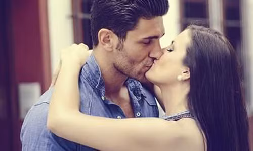 Cho dù bạn cảm thấy không thực sự thoải mái với cách chàng hôn kín miệng thì đây vẫn là tín hiệu tốt về mối quan hệ của hai người. Đặc biệt, nếu cả hai yêu nhau đã lâu thì nụ hôn kín miệng còn tiết lộ anh ấy dành tình cảm đặc biệt sâu đậm cho bạn.