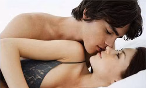 Trường hợp chàng hôn thật nhẹ nhàng, rất có thể anh ấy đang cố gắng kiềm chế bản thân để không làm bạn khó chịu. Nụ hôn kiểu này cho thấy anh ấy thực sự tôn trọng bạn.