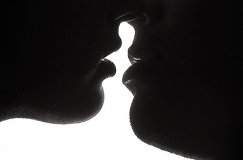 Trái lại, nụ hôn cẩu thả chỉ ra anh ấy đến với bạn chỉ nhằm đạt được lợi ích về vật chất. Chính vì vậy, đừng đặt niềm tin quá lớn vào họ.