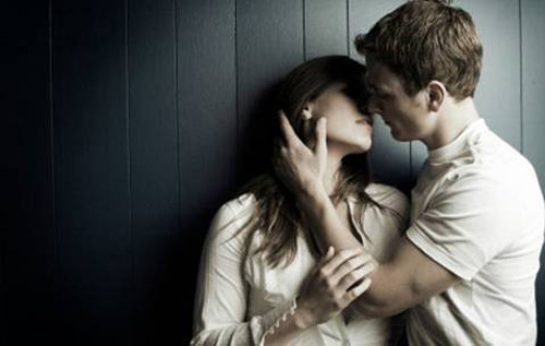 Nếu cách chàng hôn bạn là một một nụ hôn ngắn, chàng đang thăm dò bạn. Nếu thực sự hưởng ứng, bạn hãy đáp trả để anh ấy sẵn sàng thể hiện tình yêu bằng một nụ hôn dài.