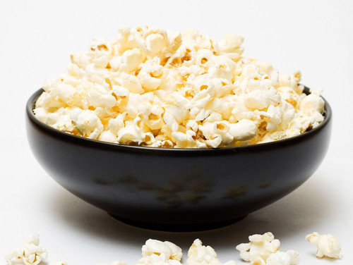 Bỏng ngô với kích thước nhỏ, cứng có thể đe dọa sự an toàn của trẻ nhỏ. Vì lý do này, chỉ nên cho trẻ ăn bỏng ngô khi chúng đủ lớn, nhai một cách thành thạo.