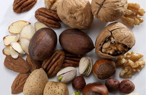 Các loại hạt như lạc, hạnh nhân, hạt ngô, hạt hướng dương... có kích cỡ và hình dáng tròn, thuôn dài nên rất khó để trẻ có thể nhai bằng răng sữa. Đặc biệt, khi bé chưa đủ răng, ăn các loại hạt này sẽ dễ bị trôi tuột vào bên trong cổ họng và mắt kẹt ở cổ, gây nguy hại đến tính mạng của trẻ.