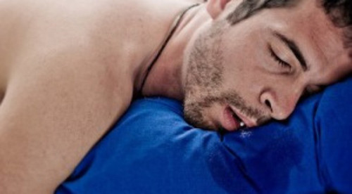 Ngủ chảy nước miếng có thể do tư thế ngủ không đúng gây nên, xong nếu xảy ra trong thời gian dài, nó có thể là tín hiệu của bệnh. Trong đó, viêm trong miệng sẽ thúc đẩy việc tiết nước bọt, dễ chảy nước miếng khi ngủ. Khi việc điều tiết thần kinh có vấn đề, bạn cũng có thể đối diện với hiện tượng này.