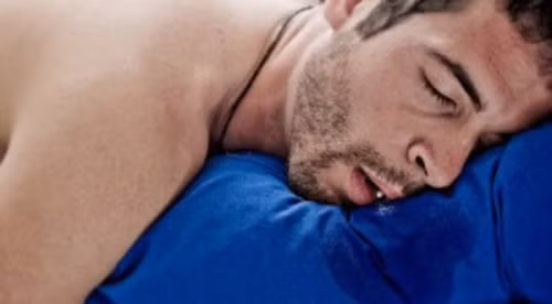 Ngủ chảy nước miếng có thể do tư thế ngủ không đúng gây nên, xong nếu xảy ra trong thời gian dài, nó có thể là tín hiệu của bệnh. Trong đó, viêm trong miệng sẽ thúc đẩy việc tiết nước bọt, dễ chảy nước miếng khi ngủ. Khi việc điều tiết thần kinh có vấn đề, bạn cũng có thể đối diện với hiện tượng này.