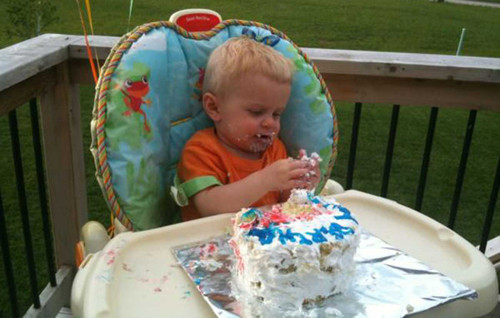 Một khi thưởng thức chiếc bánh kem ngộ nghĩnh, rất có thể nó sẽ trở thành món đồ chơi mới của trẻ.