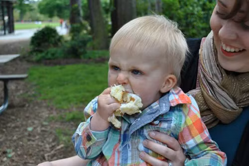 Ngay cả khi mẹ cẩn thận cho con cầm từng miếng nhỏ thì tình hình cũng không mấy được cải thiện.