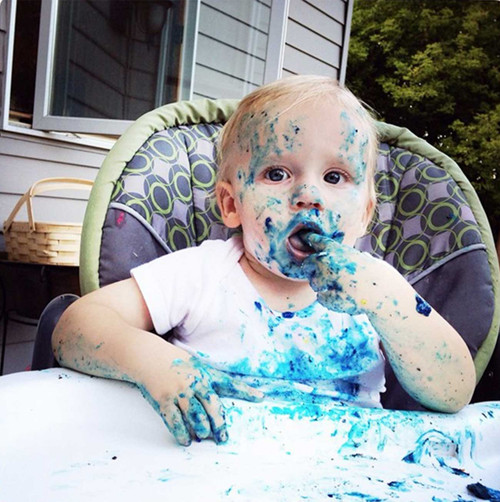 Ảnh chụp bé ăn bánh một mình lấm lem khắp mặt.