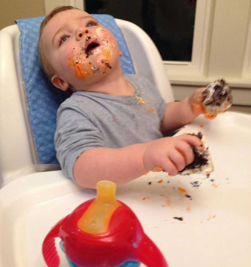 Ăn bốc kích thích bé ăn uống, song có thể khiến bàn ăn trở nên vô cùng lộn xộn.