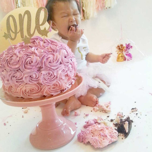 Những chiếc bánh được trình bày kì công luôn có sức hấp dẫn, thu hút bé phá tan tành.