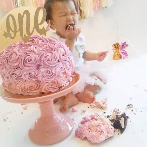 Những chiếc bánh được trình bày kì công luôn có sức hấp dẫn, thu hút bé phá tan tành.