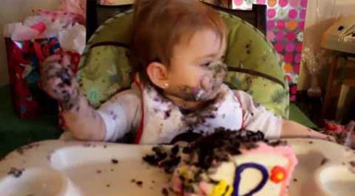 Có thể mẹ sẽ thất vọng khi bé “đối xử” thế này với chiếc bánh mẹ mất nhiều công sức mới hoàn thành.