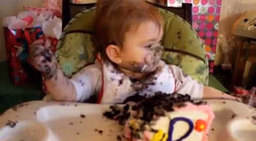 Có thể mẹ sẽ thất vọng khi bé “đối xử” thế này với chiếc bánh mẹ mất nhiều công sức mới hoàn thành.