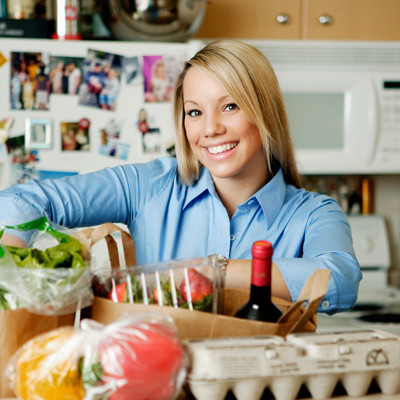 Tự nấu ăn. Để phục vụ bữa ăn, bạn cần dành thời gian đi mua sắm, lang thang tại các cửa hàng tạp hóa, nấu nướng… đốt cháy nhiều calo hơn so với ăn hàng. Bên cạnh đó, tự nấu ăn cũng giúp bạn kiểm soát lượng thức ăn cũng như chất lượng đầu vào.