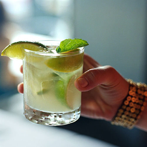 Thưởng thức cocktail. Hỗn hợp xiro, vị chua, nước ép trái cây vừa mang lại cảm giác ngon miệng vừa giảm lượng calo so với việc chỉ chọn nước tăng lực hoặc soda.