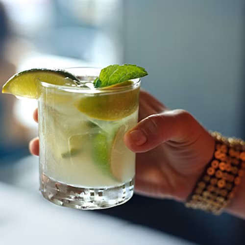 Thưởng thức cocktail. Hỗn hợp xiro, vị chua, nước ép trái cây vừa mang lại cảm giác ngon miệng vừa giảm lượng calo so với việc chỉ chọn nước tăng lực hoặc soda.