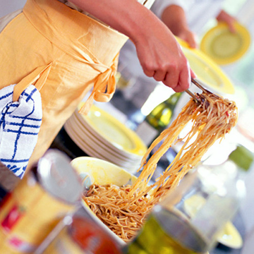 Tự phục vụ đồ ăn. Nếu ăn hàng, bạn nên đứng dậy để chọn đồ ăn và mang về bàn thưởng thức. Cách này giúp bạn đốt cháy hàng trăm calo thay vì thụ động đợi phục vụ bàn mang đến tận nơi. Ngoài ưu điểm đốt cháy nhiều calo, tự phục vụ rất được khuyến khích bởi bạn có thể lựa chọn đồ ăn theo ý thích và chủ động về thời gian.