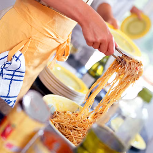 Tự phục vụ đồ ăn. Nếu ăn hàng, bạn nên đứng dậy để chọn đồ ăn và mang về bàn thưởng thức. Cách này giúp bạn đốt cháy hàng trăm calo thay vì thụ động đợi phục vụ bàn mang đến tận nơi. Ngoài ưu điểm đốt cháy nhiều calo, tự phục vụ rất được khuyến khích bởi bạn có thể lựa chọn đồ ăn theo ý thích và chủ động về thời gian.