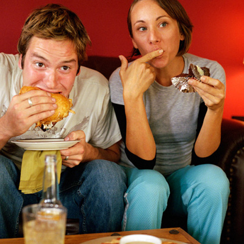 Không ăn uống trước màn hình tivi. Nghiên cứu được thực hiện bởi các nhà khoa học đến từ Đại học Massachusetts chỉ ra, ăn uống trước tivi có thể khiến bạn nạp thêm khoảng 288 calo. Trong khi đó, ăn ở bàn sẽ giúp bạn chú ý hơn đến lượng thực phẩm đưa vào cơ thể.