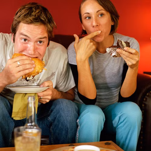 Không ăn uống trước màn hình tivi. Nghiên cứu được thực hiện bởi các nhà khoa học đến từ Đại học Massachusetts chỉ ra, ăn uống trước tivi có thể khiến bạn nạp thêm khoảng 288 calo. Trong khi đó, ăn ở bàn sẽ giúp bạn chú ý hơn đến lượng thực phẩm đưa vào cơ thể.