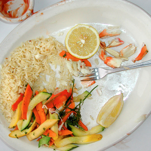 Không ăn hết đĩa. Theo tiến sĩ James O.Hill – tác giả cuốn The Step Diet (Từng bước ăn kiêng), để lại 25% đồ ăn ở đĩa, bát không chỉ giúp bạn cảm thấy ngon miệng mà còn hạn chế nạp khoảng 2.000 calo hoặc nhiều hơn mỗi ngày.