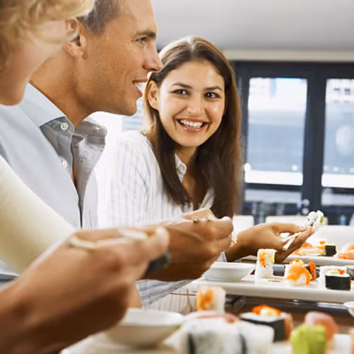 Hạn chế lượng khách mời. Dù lạ song việc dùng bữa với 7 vị khách trở lên có thể khiến bạn nạp lượng đồ ăn lớn hơn tới 96%. Do vậy, bạn nên ăn trưa với lượng khách vừa phải để cắt giảm 500 calo đưa vào cơ thể.