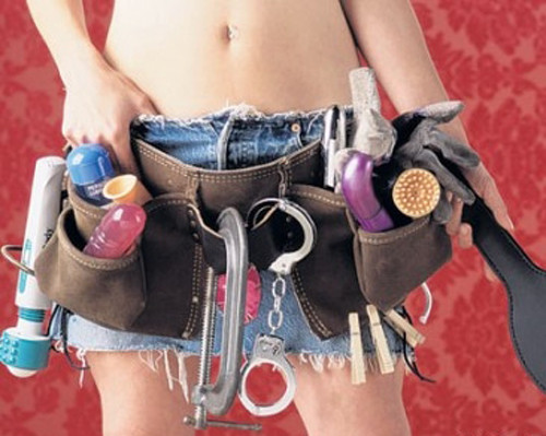 Một trong những điều phụ nữ không tiện tiết lộ là họ sẵn sàng dùng sextoy trong cuộc yêu của hai người.