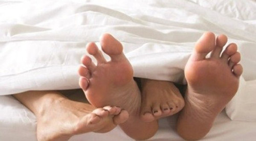 Một trong những điều phụ nữ muốn ở đàn ông là hãy thực sự thoải mái, không nhất thiết phải cố tỏ ra lịch sự khi hai người hòa làm một. Thậm chí, nhiều chị em cảm thấy vô cùng kích thích khi đối phương phát mạnh vào vòng ba hay thoải mái nói về sex khi quan hệ tình dục.