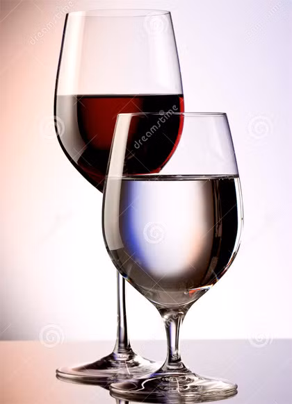 Các đối tượng được chia ngẫu nhiên thành hai nhóm, duy trì chế độ ăn uống như nhau song một nhóm được dùng 150ml rượu vang đỏ, nhóm còn lại dùng nước khoáng.