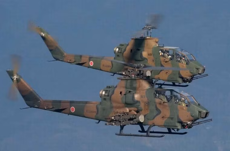 Hai chiếc trực thăng tấn công AH-1S của Lực lượng Phòng vệ Nhật Bản.