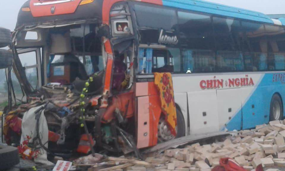 Đầu xe khách giường nằm tan nát bên đống gạch.