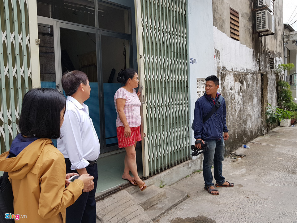 Sáng nay, khi công an đến nhà ông Minh, nhiều người hàng xóm đã đến xem. Họ cho biết khoảng 3 ngày gần đây, ông Minh không đi tập thể dục và uống cà phê sáng như thường lệ. Những hàng xóm của ông Minh cũng không bất ngờ trước việc ông bị bắt. Nguồn ảnh: Zing