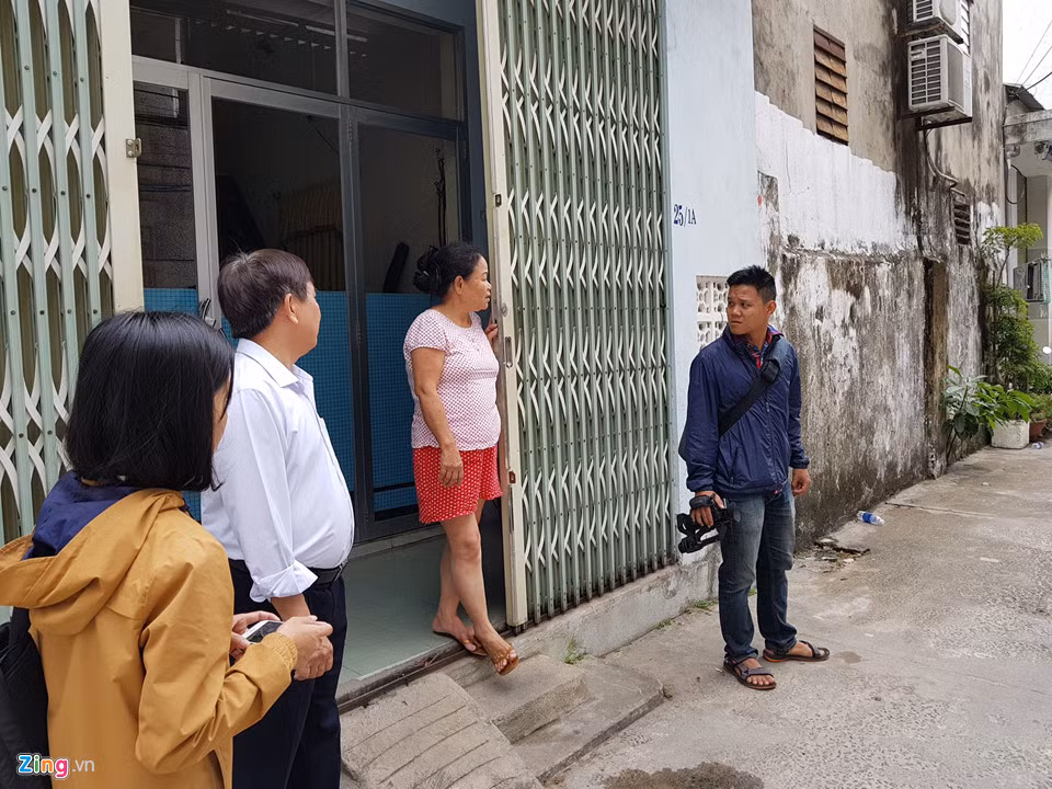 Sáng nay, khi công an đến nhà ông Minh, nhiều người hàng xóm đã đến xem. Họ cho biết khoảng 3 ngày gần đây, ông Minh không đi tập thể dục và uống cà phê sáng như thường lệ. Những hàng xóm của ông Minh cũng không bất ngờ trước việc ông bị bắt. Nguồn ảnh: Zing