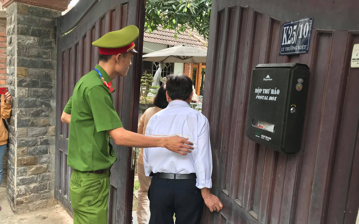 Theo Tuổi Trẻ, Đại tá Trần Mưu - phó giám đốc công an TP Đà Nẵng cho biết công an Đà Nẵng không được mời tham gia phối hợp, chỉ có công an phường được mời đến để đảm bảo an ninh trật tự cho buổi khám xét của Bộ công an. Ngoài ra, đại diện tổ dân phố cũng được mời vào chứng kiến việc khám xét nhà hai nguyên Chủ tịch Đà Nẵng. Nguồn ảnh: Tuổi Trẻ