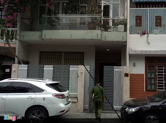 Cùng thời điểm diễn ra việc khám xét nhà ông Minh, cơ quan cảnh sát điều tra Bộ Công an cũng thực hiện việc khám xét nhà riêng ông Văn Hữu Chiến - nguyên Chủ tịch UBND TP Đà Nẵng nhiệm kỳ 2011-2016. Trong ảnh, cán bộ công an xuất hiện tại nhà riêng ông Chiến ở số 4 Bà Đình, quận Hải Châu. Nguồn ảnh: Zing