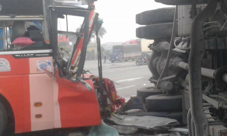 Cú tông cực mạnh khiến xe tải chở gạch bị lật.