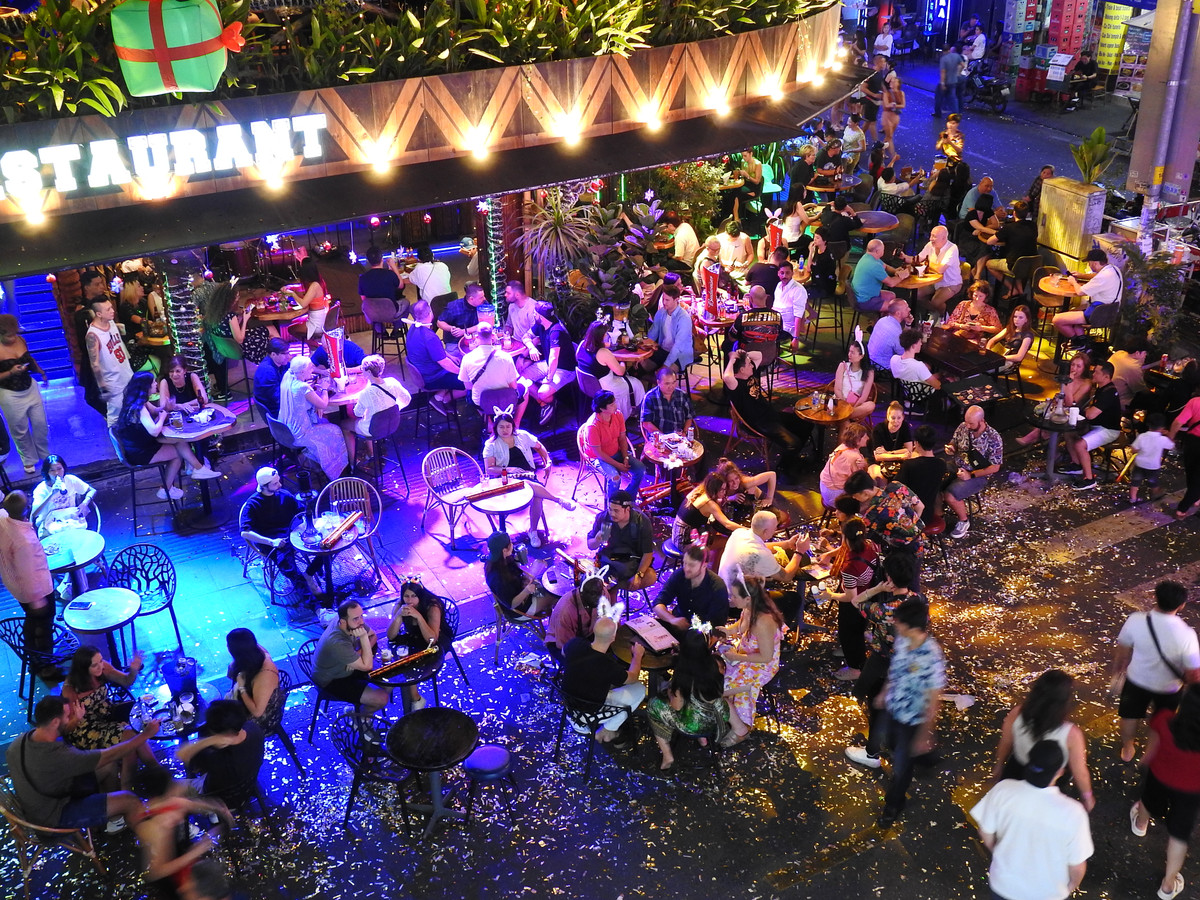 Con đường Bùi Viện không quá đông đúc như thường nhật nhưng bàn ghế cũng đã được bày hết xuống lòng đường chờ khách đón năm mới. (Ảnh: Bảo Giang)