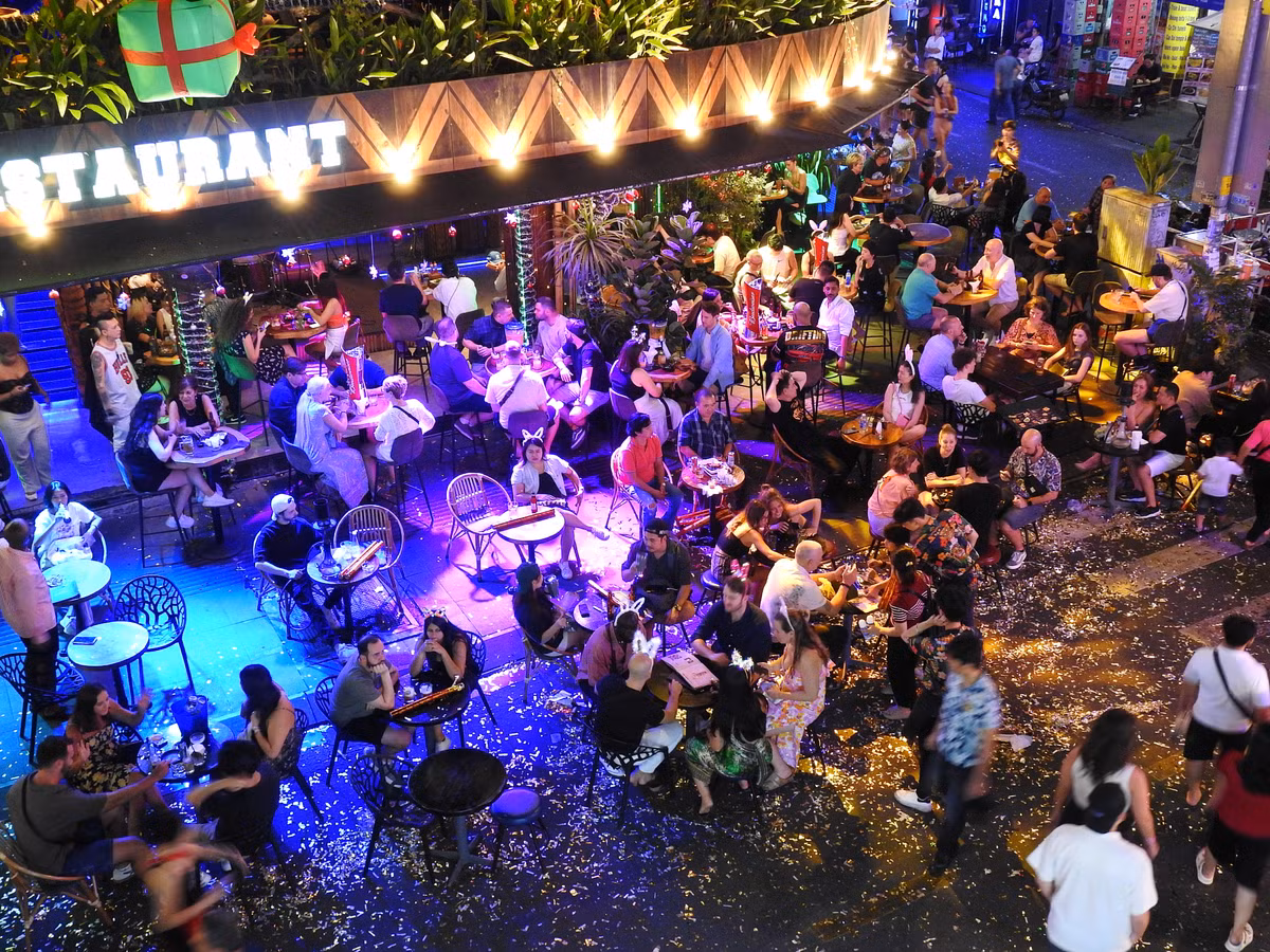 Con đường Bùi Viện không quá đông đúc như thường nhật nhưng bàn ghế cũng đã được bày hết xuống lòng đường chờ khách đón năm mới. (Ảnh: Bảo Giang)