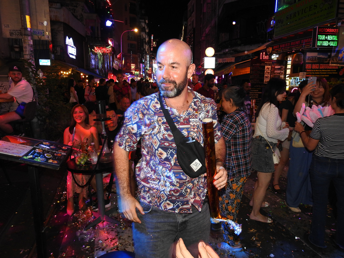 Bắn pháo giấy chào đón năm mới 2025. (Ảnh: Bảo Giang)