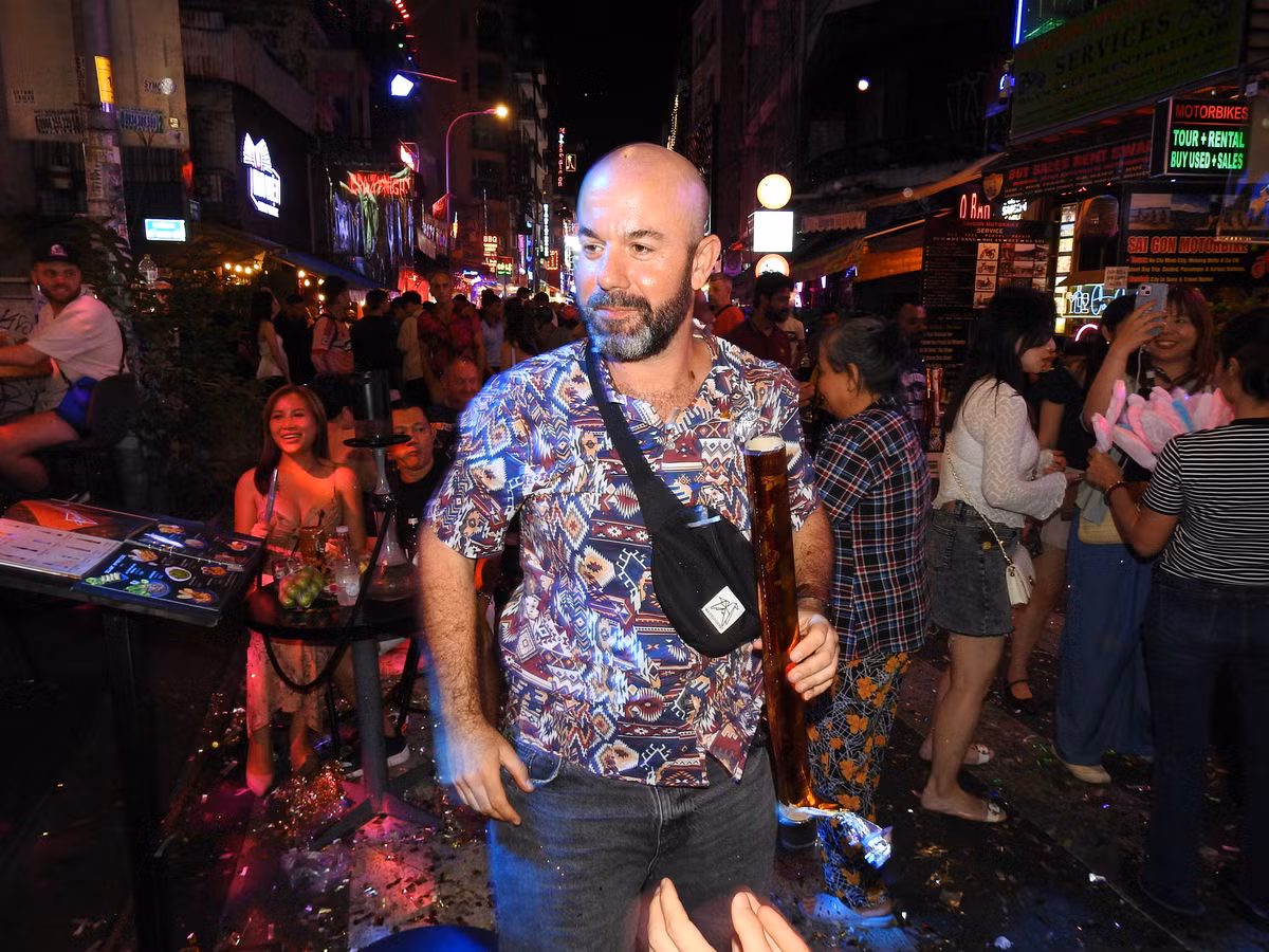 Bắn pháo giấy chào đón năm mới 2025. (Ảnh: Bảo Giang)