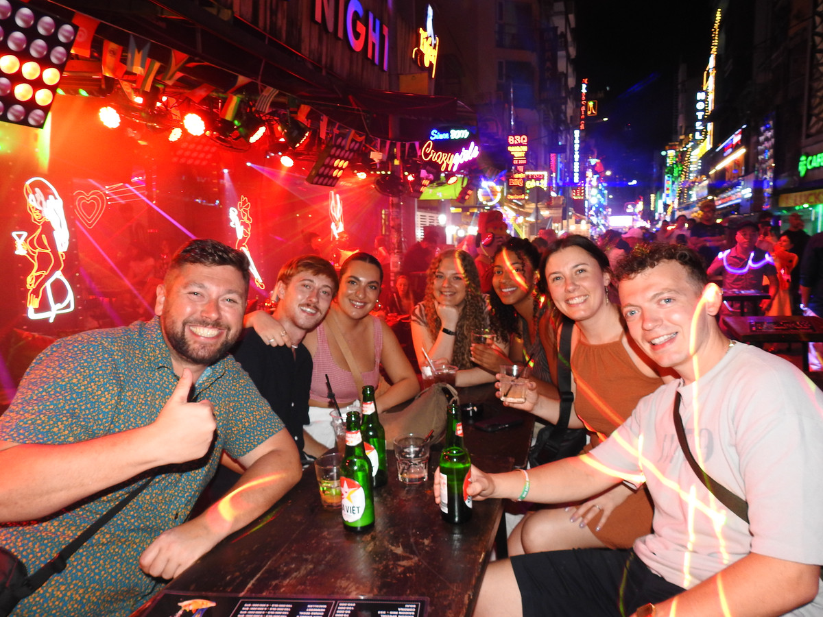 Nhiều du khách hào hứng khi đón năm mới ở Việt Nam. (Ảnh: Bảo Giang)