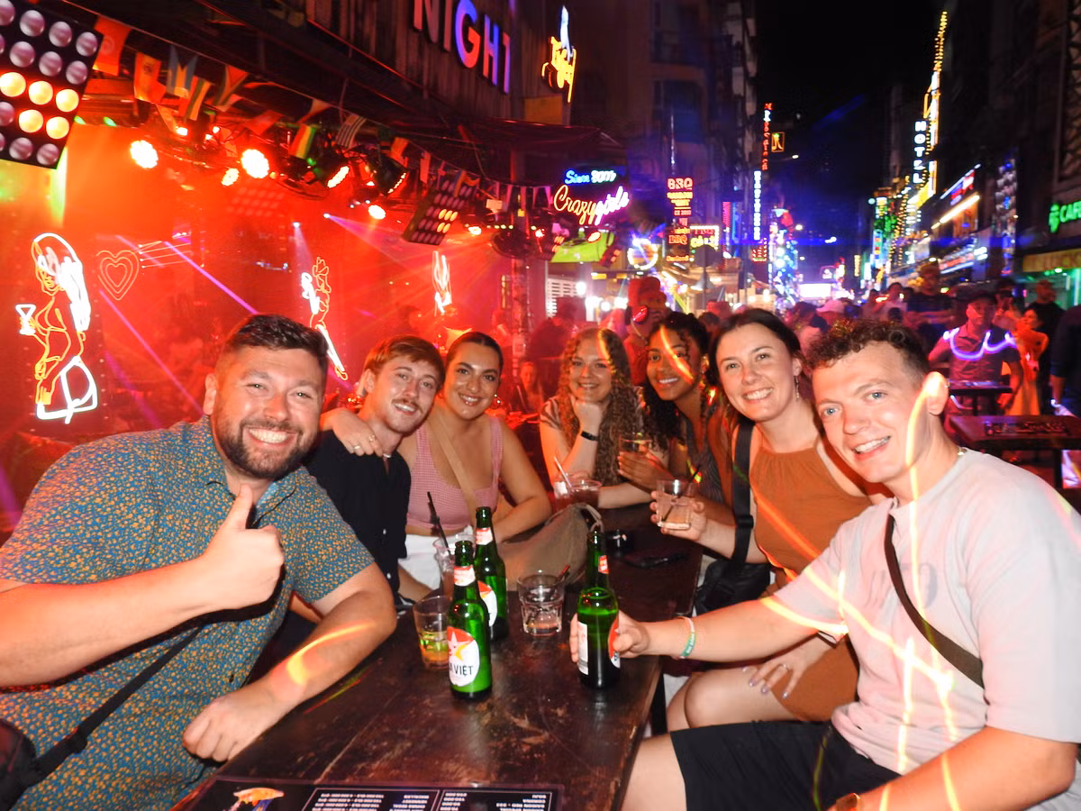 Nhiều du khách hào hứng khi đón năm mới ở Việt Nam. (Ảnh: Bảo Giang)