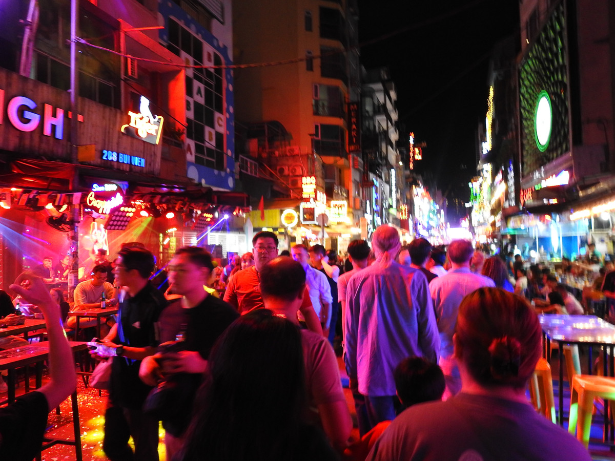 Hơn 1 giờ trước thời khắc chuyển sang năm mới, du khách ở phố đi bộ Bùi Viện càng thêm đông đúc. (Ảnh: Bảo Giang)