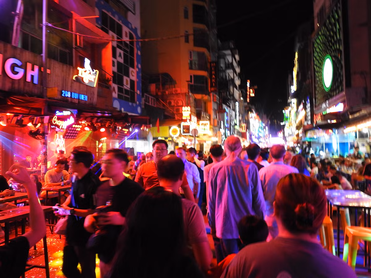 Hơn 1 giờ trước thời khắc chuyển sang năm mới, du khách ở phố đi bộ Bùi Viện càng thêm đông đúc. (Ảnh: Bảo Giang)