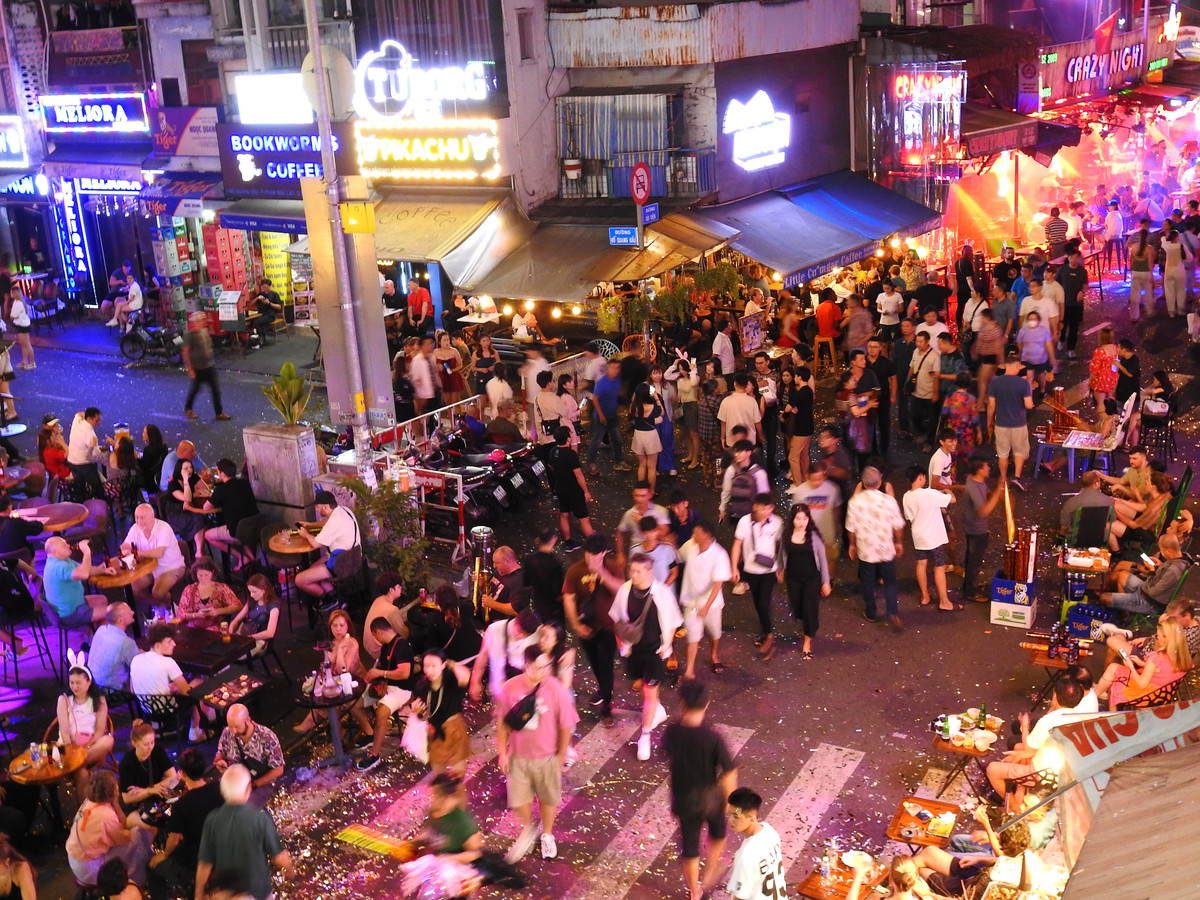 Đặc biệt, vào đêm Giao thừa, mọi người háo hức chờ đón màn đếm ngược và bắn pháo hoa đầy ấn tượng. Không khí sôi động và tiếng nhạc tưng bừng kéo dài đến tận nửa đêm, đánh dấu một khởi đầu năm mới ngập tràn niềm vui và hy vọng.