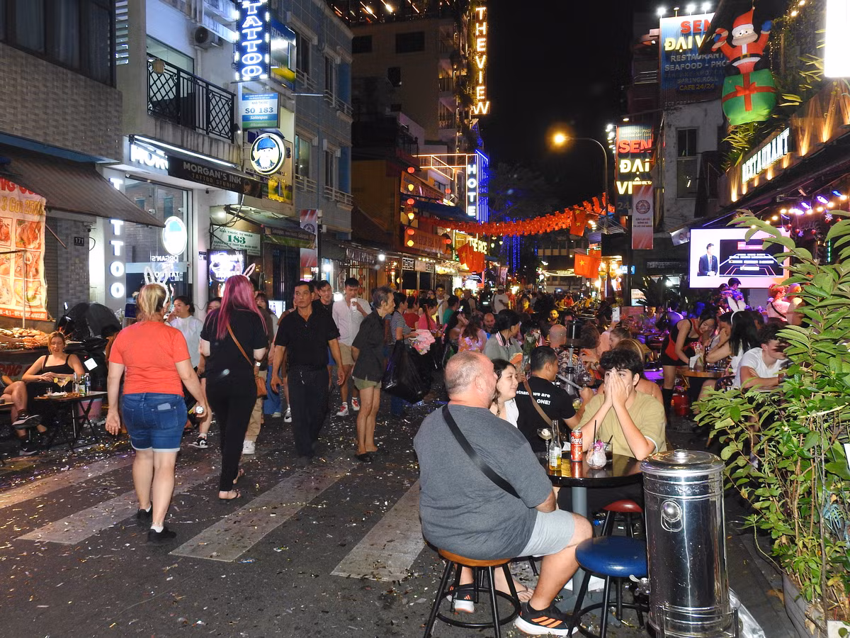 Phố Tây Bùi Viện trở thành tâm điểm của Tết Dương lịch 2025 khi hàng nghìn du khách và người dân tụ hội trong không gian rực rỡ sắc màu. Các quán xá, nhà hàng dọc tuyến phố được trang hoàng lộng lẫy với đèn lồng và tiểu cảnh mang đậm không khí ngày Tết.