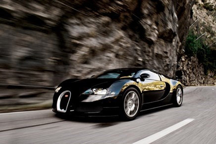 Điểm nhấn của Bugatti Veyron Sang Noir là lớp phủ màu đen chạy suốt chiều dài xe và cả bảng điều khiển trung tâm. Trên nền đen, nội thất xe nổi bật với lớp da màu cam Tangerine với những đường chỉ may thủ công.