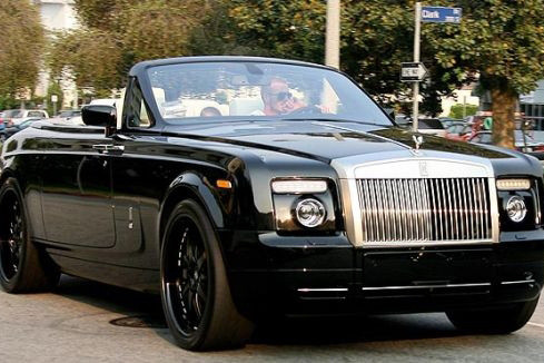 Rolls-Royce Phantom Drophead Coupe được trang bị động cơ V12 6.7 lít, công suất cực đại 453 mã lực và mô-men xoắn 719 Nm. Xe có thể tăng tốc từ 0 lên 96km/h trong 5.6 giây trước khi đạt tốc độ tối đa 241 km/h